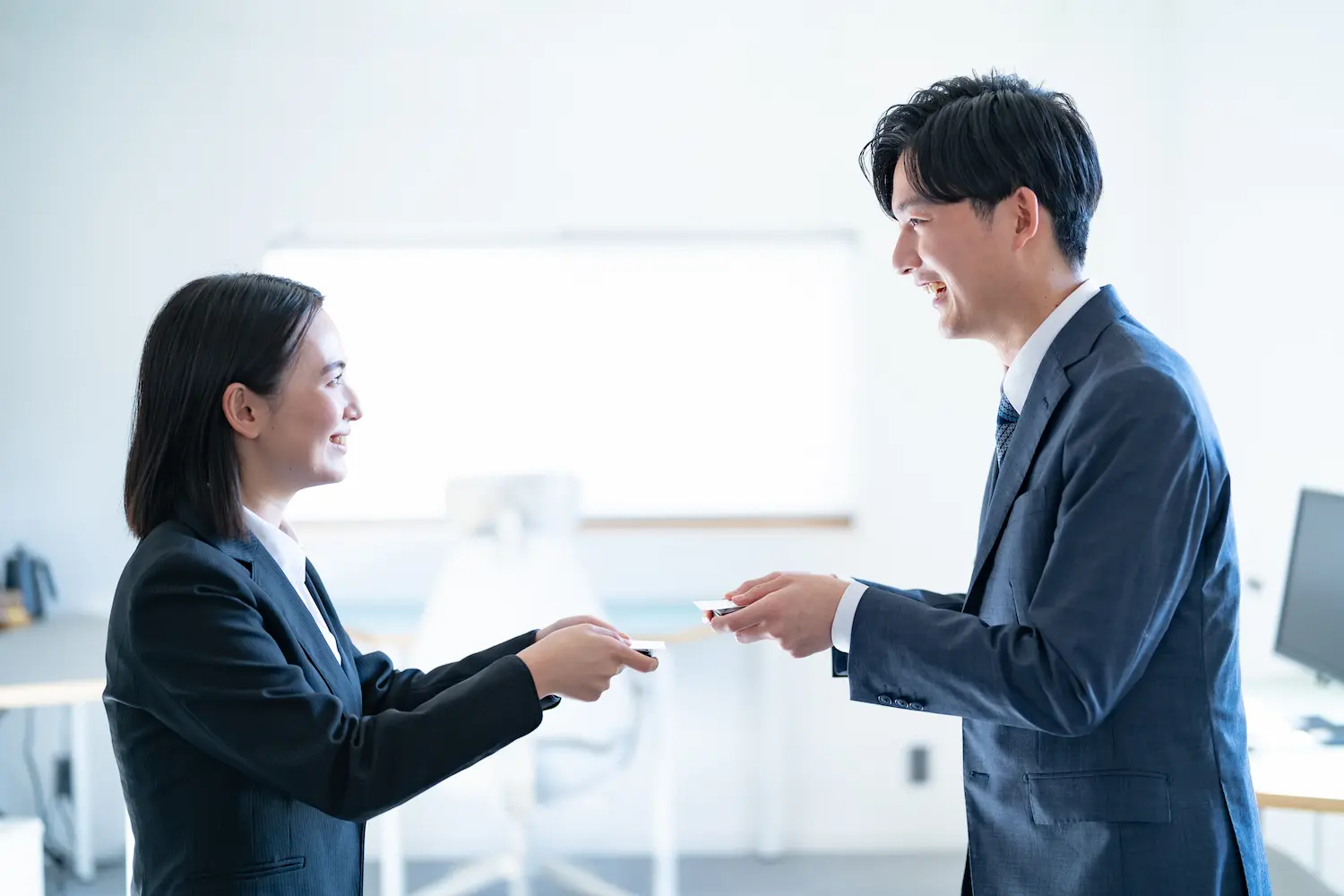 名刺交換で印象アップ！正しい渡し方・受け取り方・NG例まで実践マナーを詳しく紹介